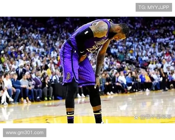 湖人官方确认里夫斯左小腿酸痛今晚比赛提前退赛影响阵容轮换状态